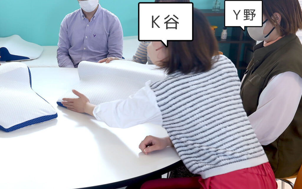 ミトラとプラーナの背中部分の長さについて説明するK谷