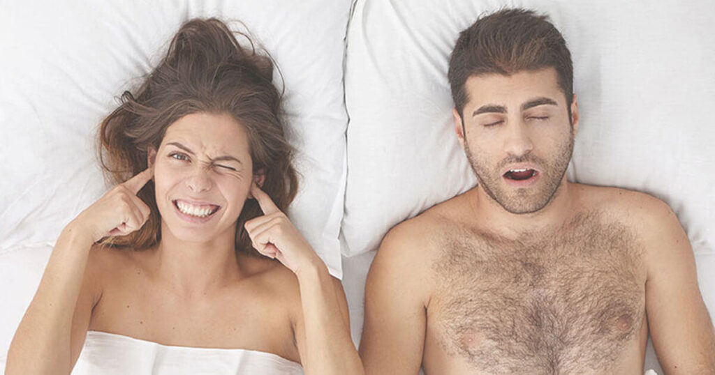 自分だけじゃなくパートナーの睡眠の質も落とす“いびき”の原因と対策