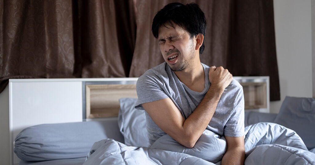 寝起きに肩が痛む…。3つの原因を知って快適な睡眠を手に入れよう