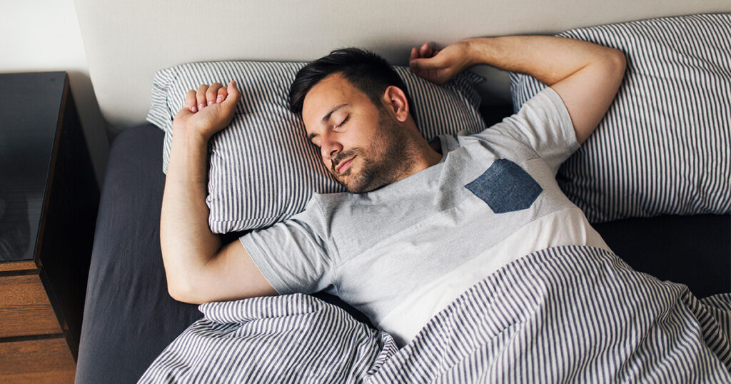 なぜ寝ている間に布団から逃走するの？寝相と上にずり上がる現象による布団脱出の原因と対策